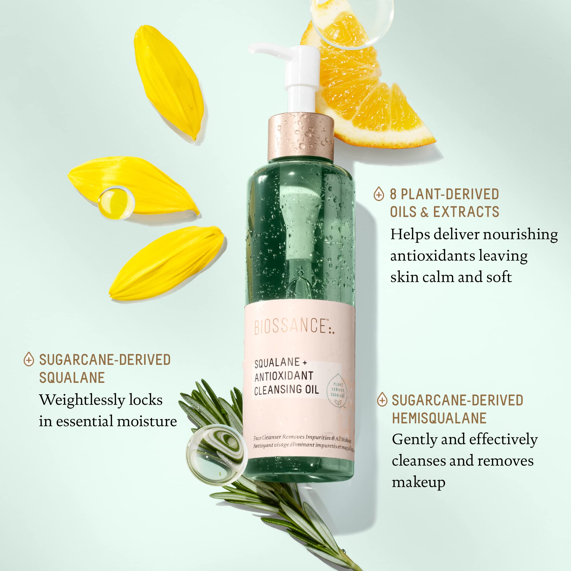 Mains massant le visage avec Biossance, pour un nettoyage nourrissant.