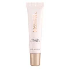 Biossance Pro-Péptidos Labial Perfector, empaque elegante para hidratación suave.