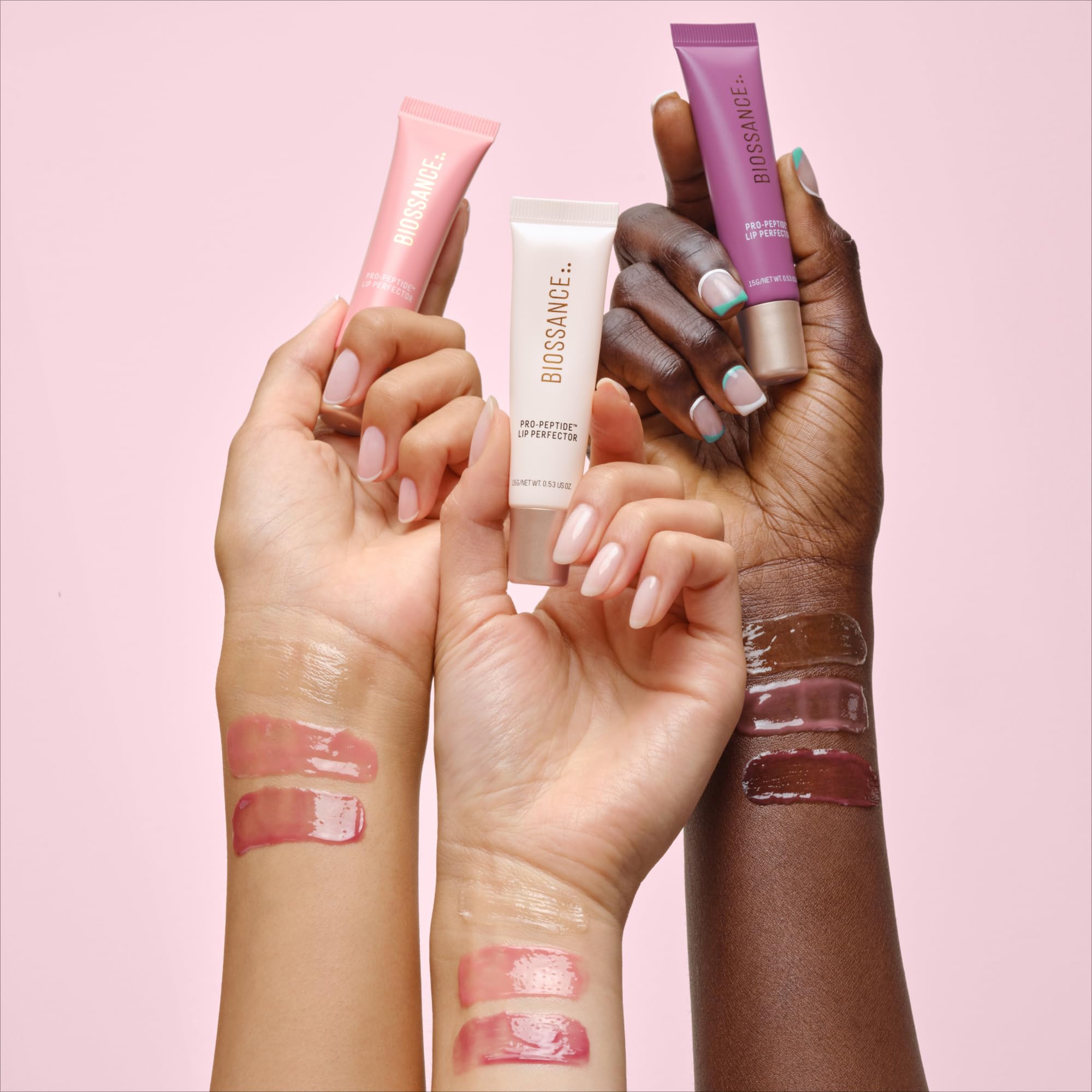 Color natural realzado en labios con tono rosa suave