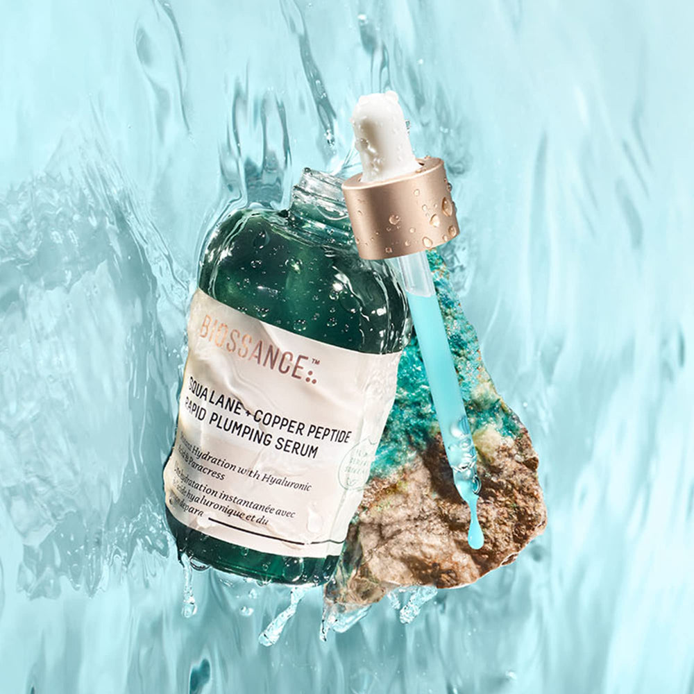 Frasco premium Biossance con sello vegano y diseño elegante.