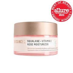 Textura ligera de BIOSSANCE Squalane + Vitamina C Rose, piel fresca.