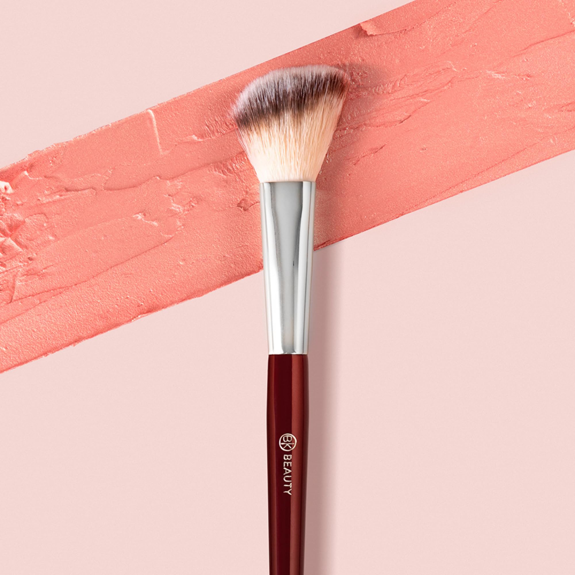 BK BEAUTY 112 pinceau-angle-visage-vegan-sans-cruaute assure une application douce et responsable