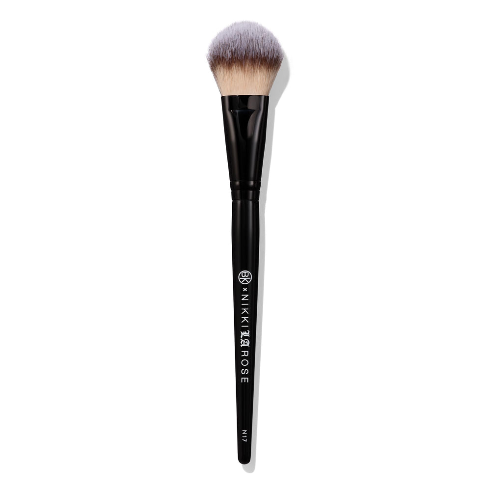 BK BEAUTY N17: pincel de doble cara para difuminar polvo y crema con suavidad.