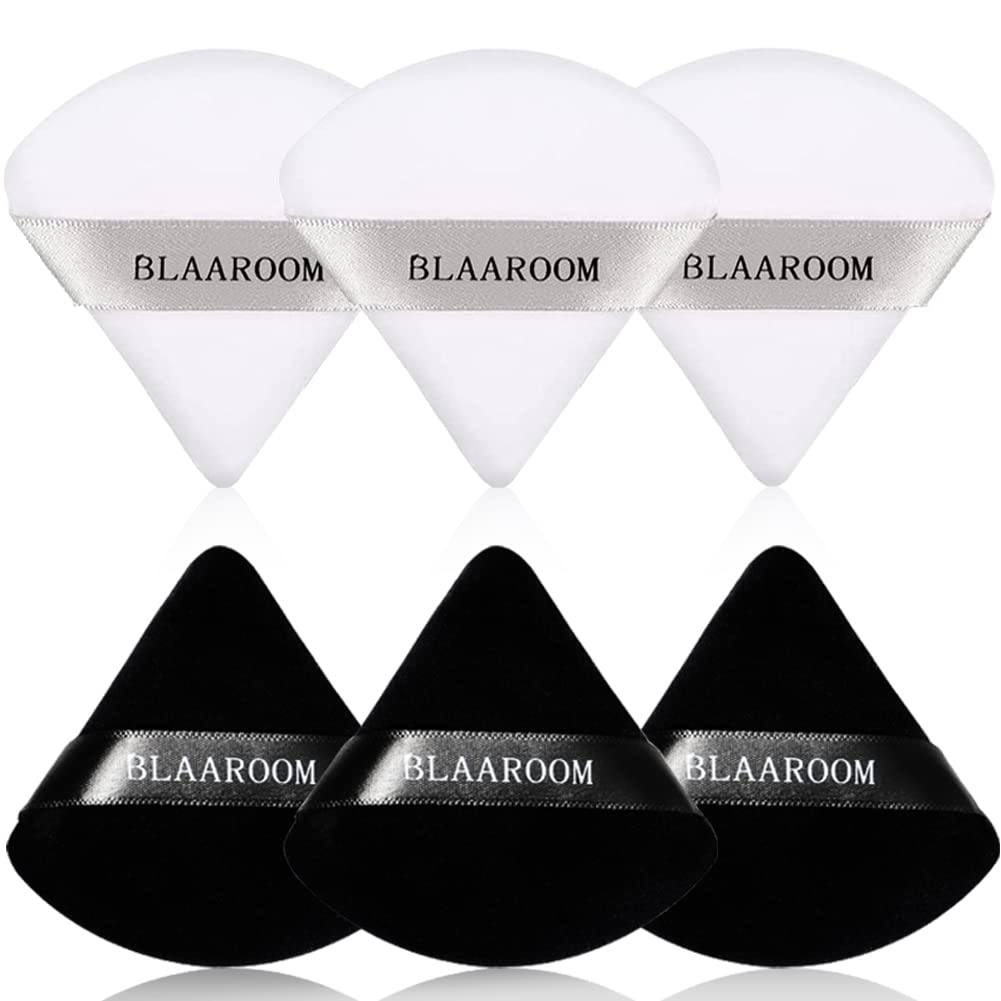 Puff triangular suave de BLAAROOM para base con acabado uniforme.