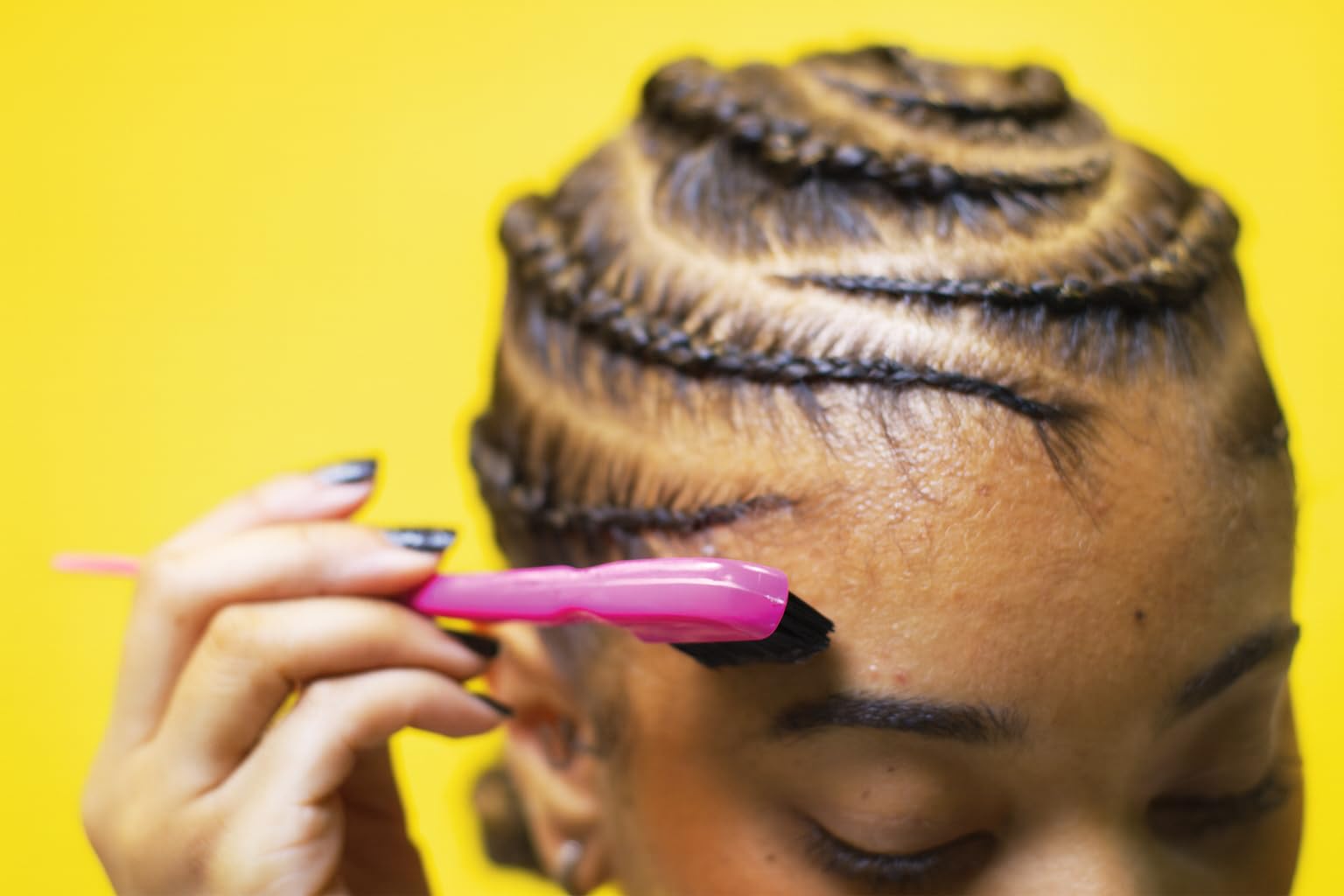 BLACK PANTHER STRONG: uso rápido en cabello húmedo para fijación instantánea.