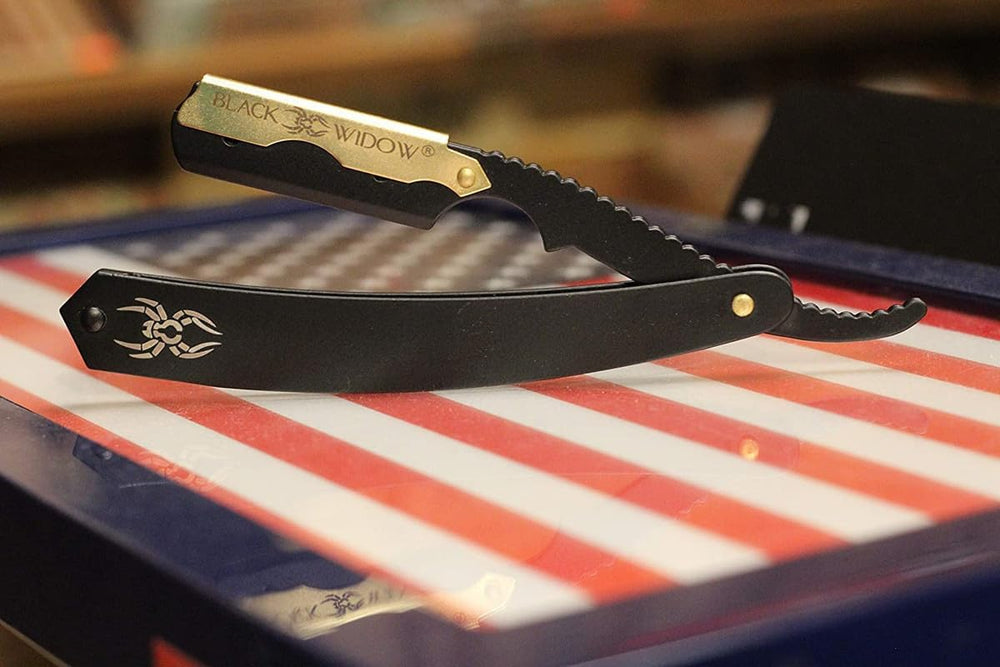Diseño mate con detalles dorados BLACK WIDOW para estilo profesional.
