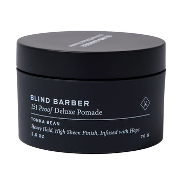 Blind Barber 151 Proof Deluxe pomada, botella visible, resultado de peinado con alto brillo.