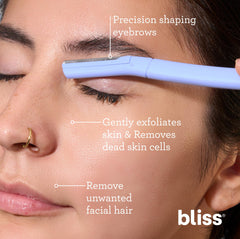 Bliss dermaplaning: cuchilla de acero inoxidable en primer plano para uso facial seguro.