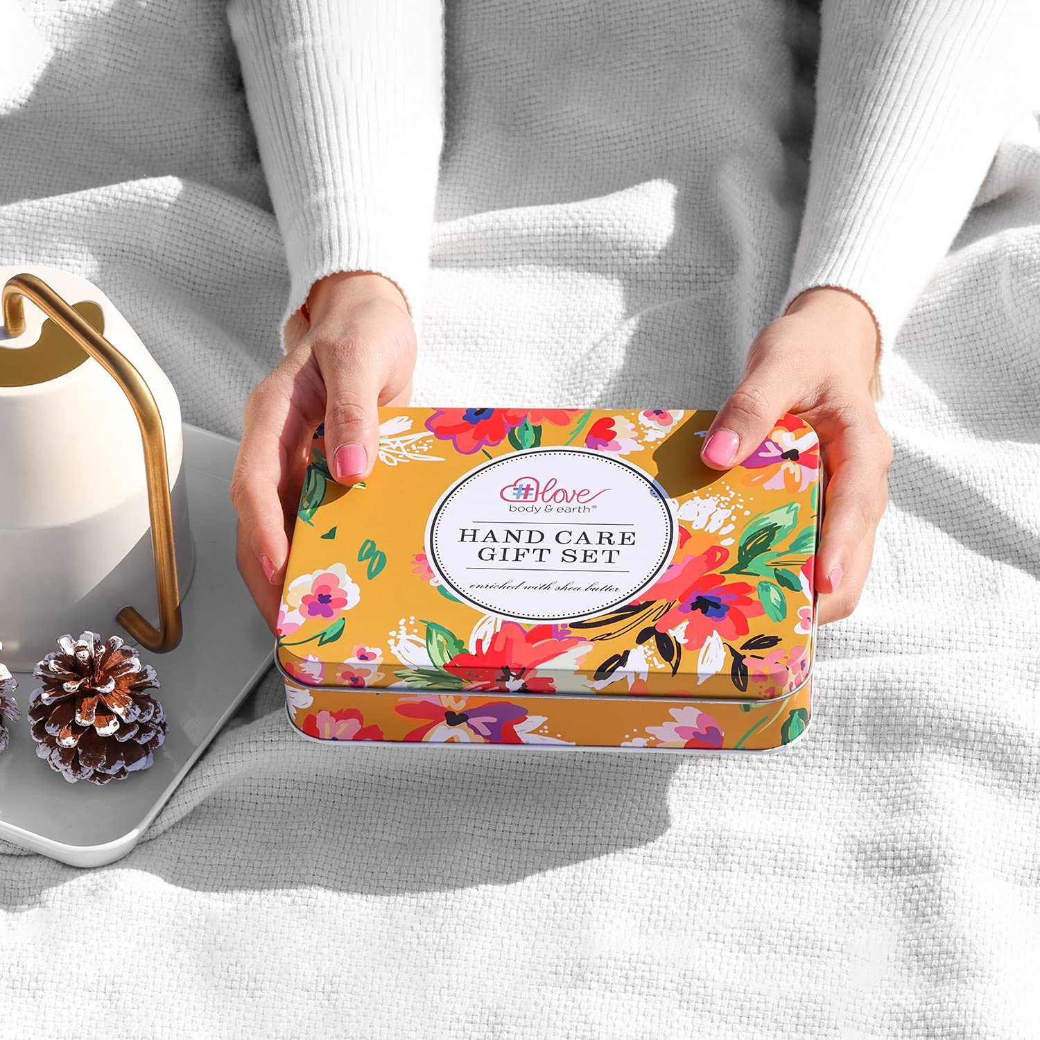 BODY & EARTH # LOVE crema de manos en formato viaje, ideal para cuidado diario en bolso.