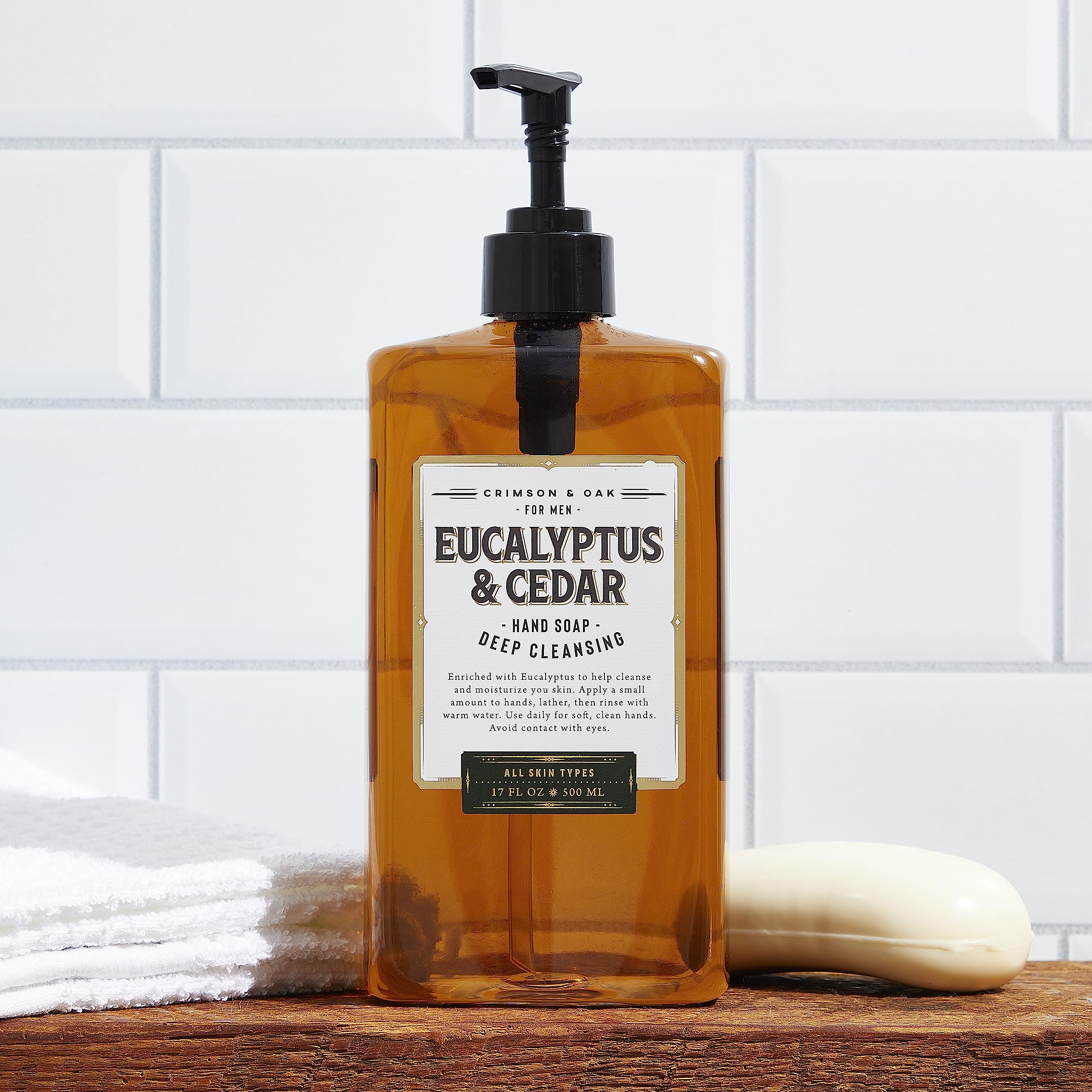 Body Prescriptions Crimson & Oak, manos limpias con espuma suave.