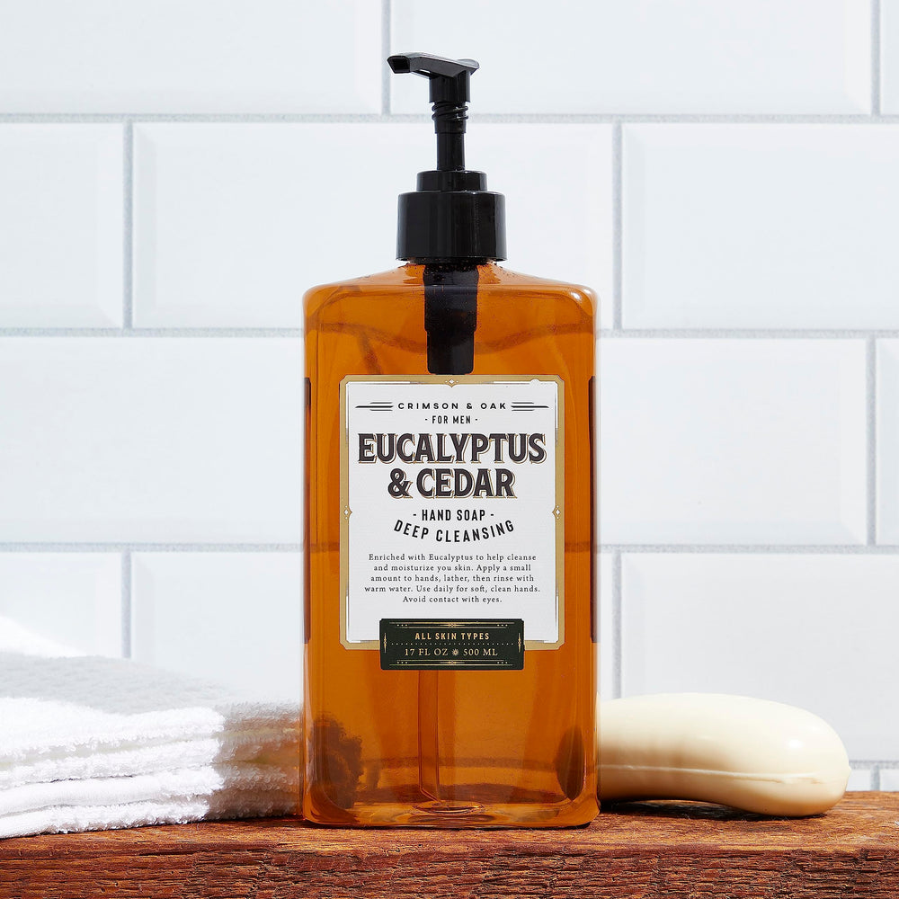 Body Prescriptions Crimson & Oak, manos limpias con espuma suave.