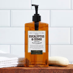 Body Prescriptions Crimson & Oak, manos limpias con espuma suave.