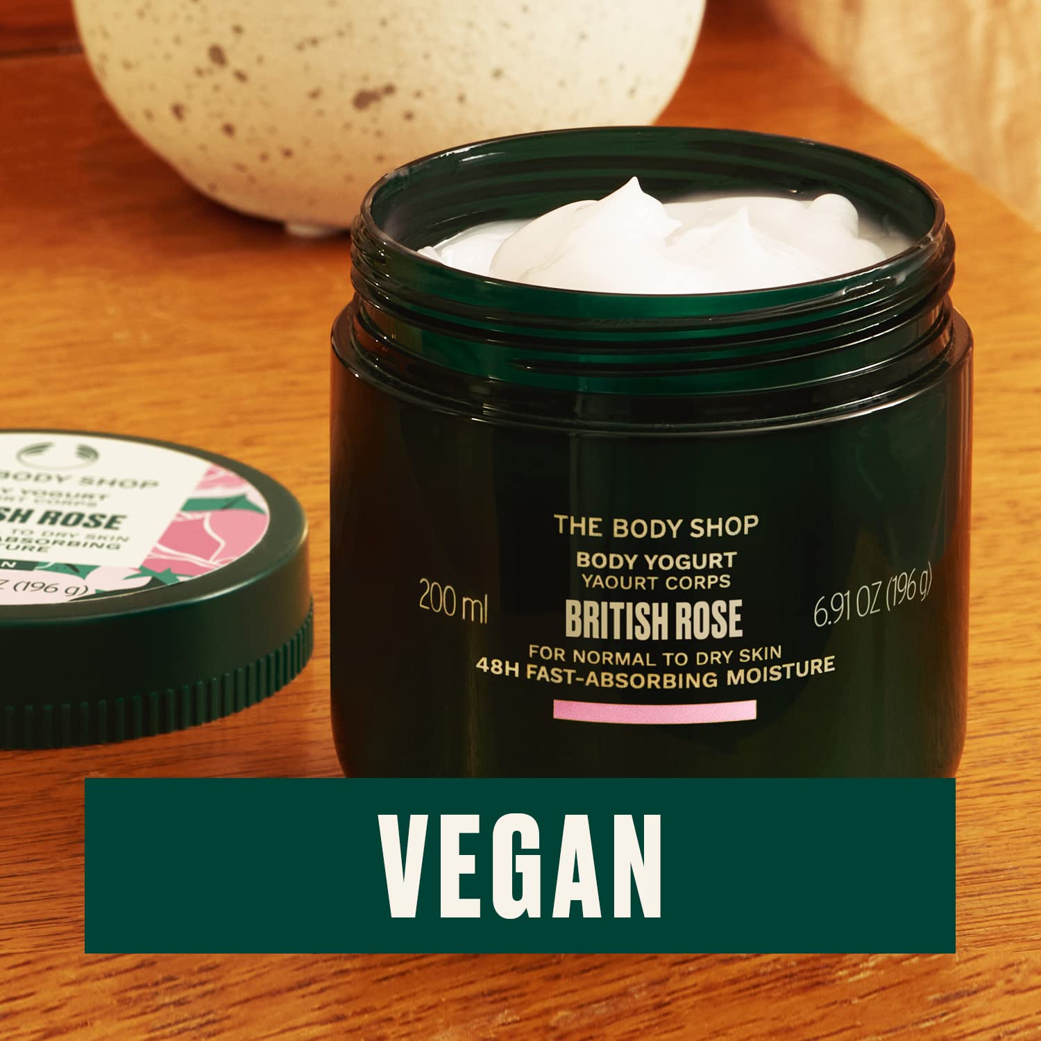 The Body Shop British Rose Yogur Corporal deja un aroma floral ligero.