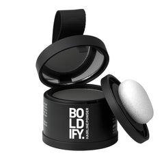 BOLDIFY Hairline Powder muestra aplicación rápida en raíces para cobertura de canas.