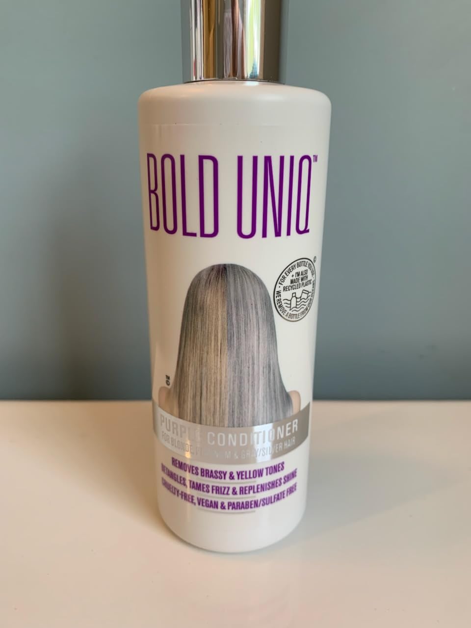 BOLD UNIQ conditionneur violet, rendu effet salon à domicile.