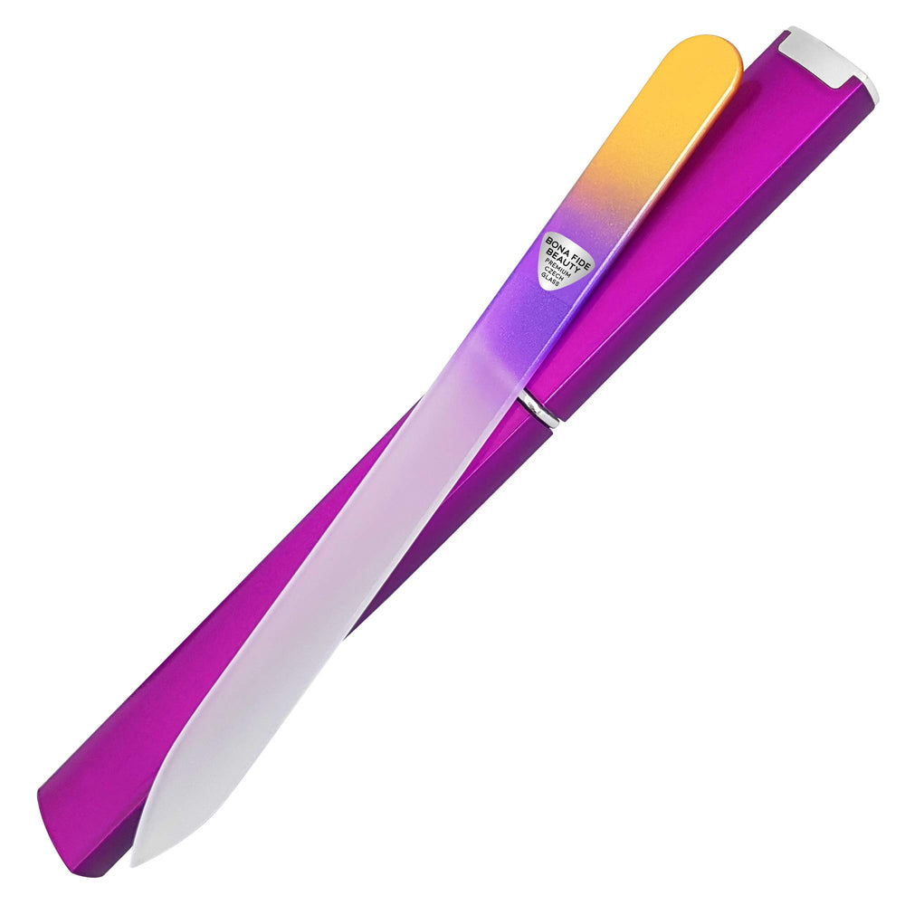 Lima Bona Fide Beauty de uñas en cristal checo con estuche dorado violeta para un acabado suave.