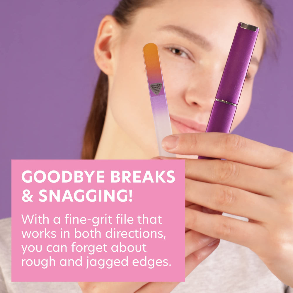Uso portátil de la lima de uñas Bona Fide Beauty para manicura en cualquier lugar.