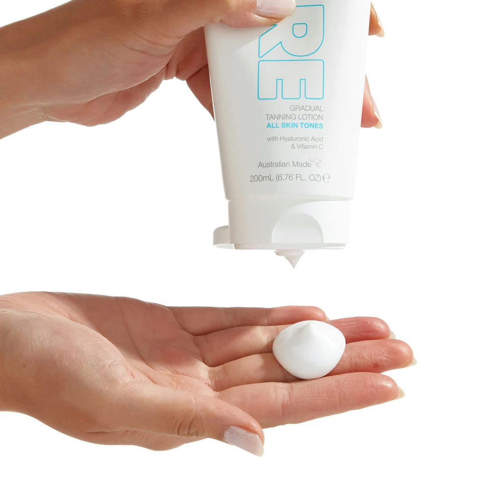 Bondi Sands PURE con ácido hialurónico hidrata y broncea gradualmente.