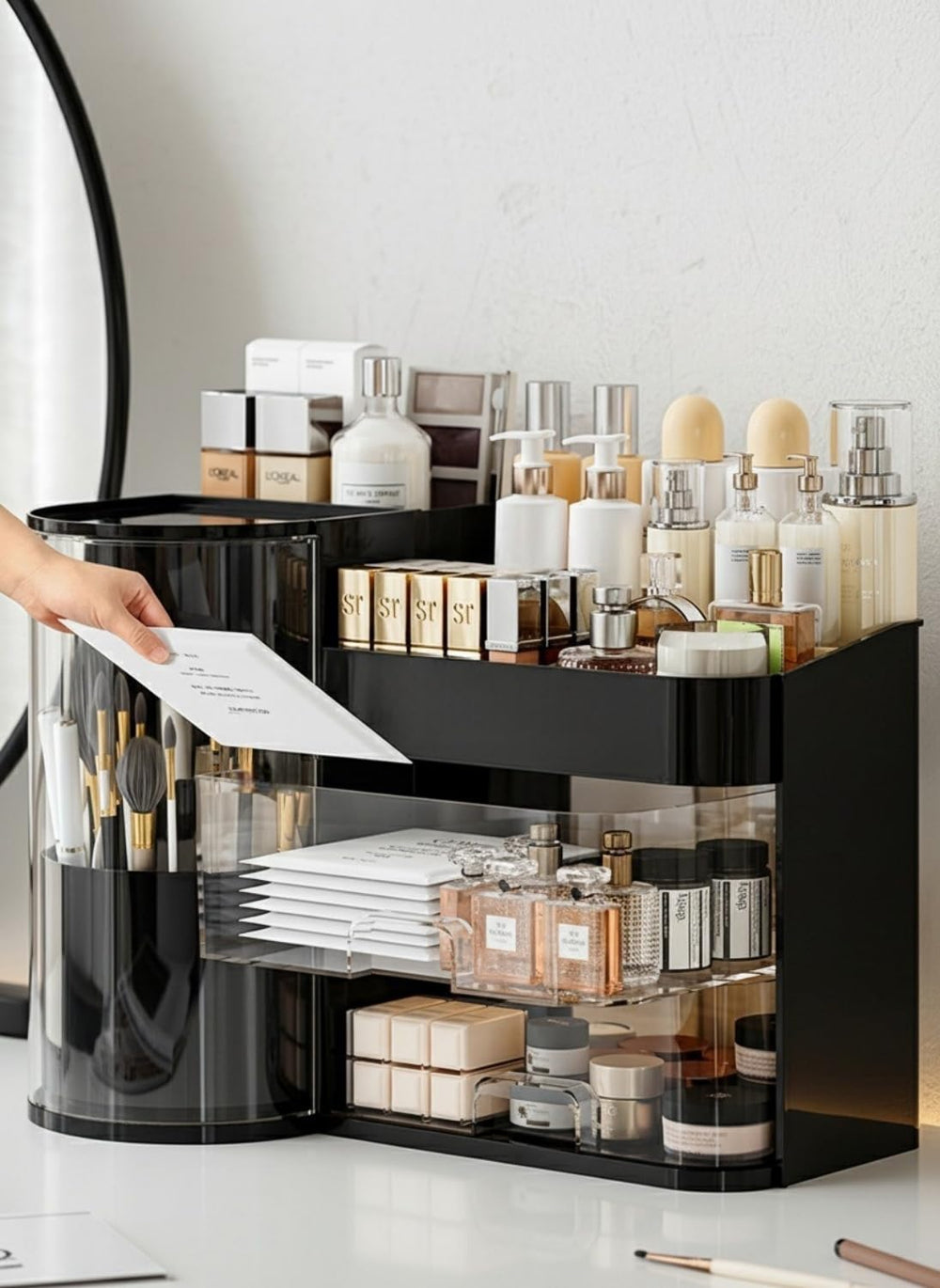 Booklov organizador cosméticos con acabado negro, diseño elegante.