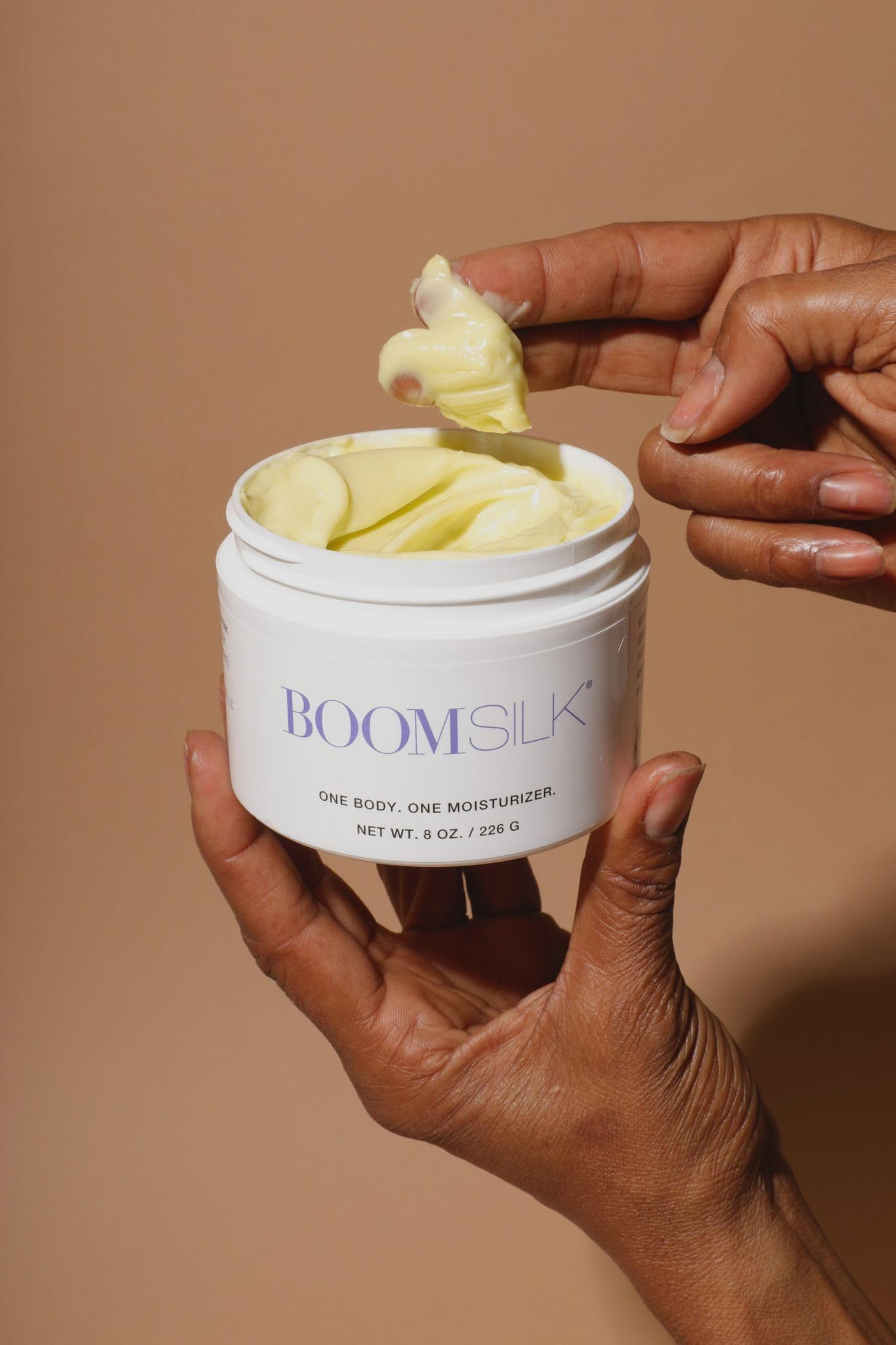 BOOM! de Cindy Joseph Boomsilk, aplicación en cuerpo para hidratación diaria.
