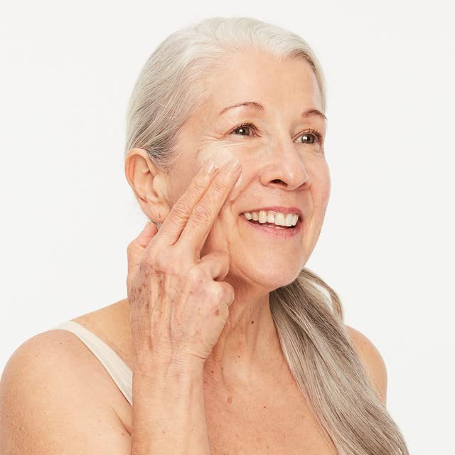 Aplicación diaria de Boomsilk rostro y cuerpo para hidratación sostenida