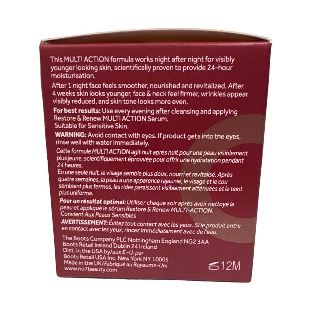 Pot ouverts de Boots No7 Restore and Renew Night Cream près d’un miroir