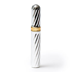 Borghese Superiore Mascara avec brosse applicatrice pour un fini précis et sans paquets.