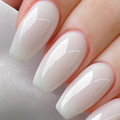 Aplicación rápida y uniforme del gel de Born Pretty para uñas limpias.
