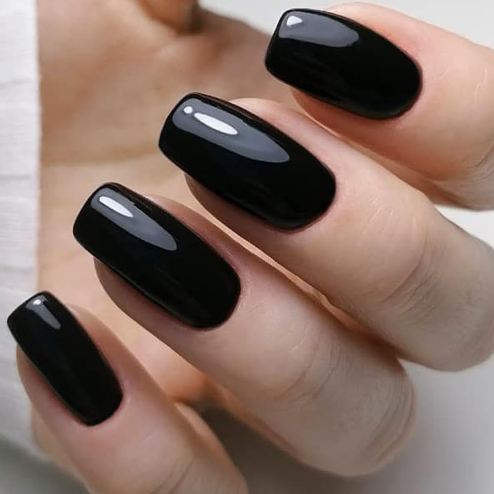 Aplicación con pincel de Born Pretty gel negro en uñas