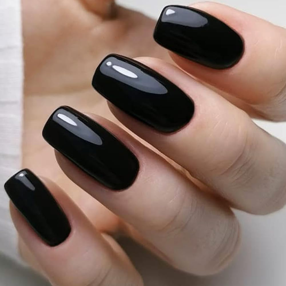 Aplicación con pincel de Born Pretty gel negro en uñas