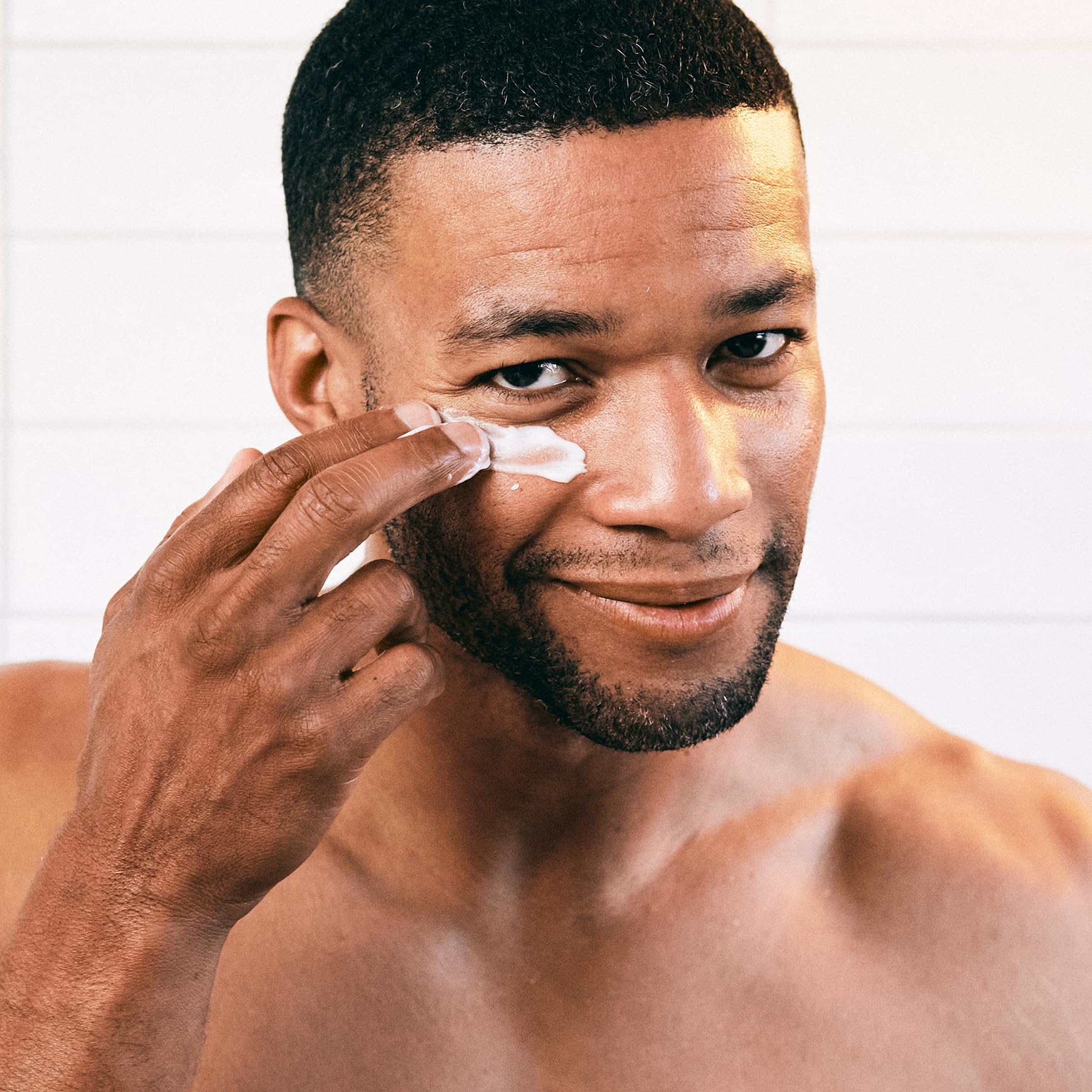 Brickell crema ojos: sin fragancia, ideal para piel sensible.
