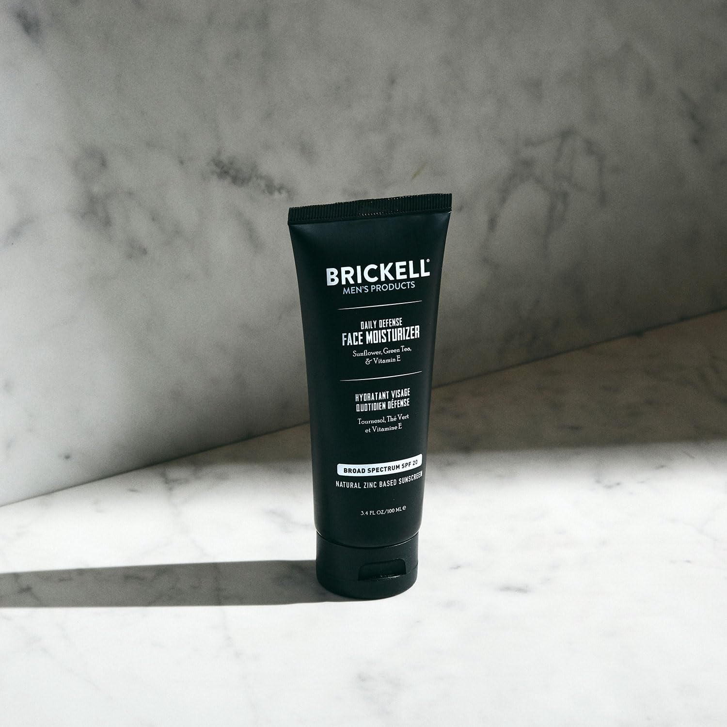 Daily Defense SPF20 sans parfum, usage quotidien sur le visage.