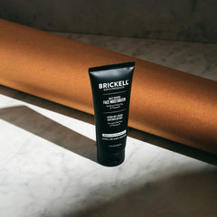 Ingrédients naturels: aloé et thé vert dans Brickell Daily Defense SPF20.