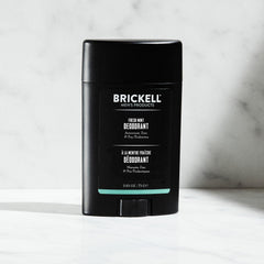 Textura cremosa del desodorante Brickell para piel suave