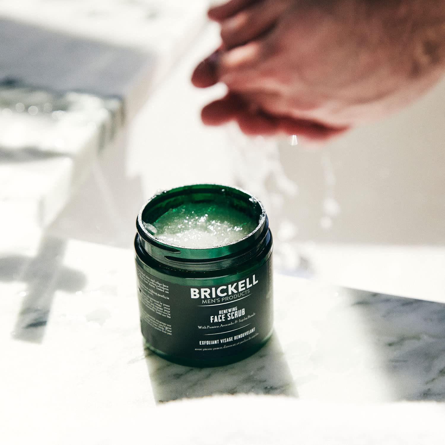 Brickell exfoliante facial con extracto de cafe despierta la piel y aporta frescura.