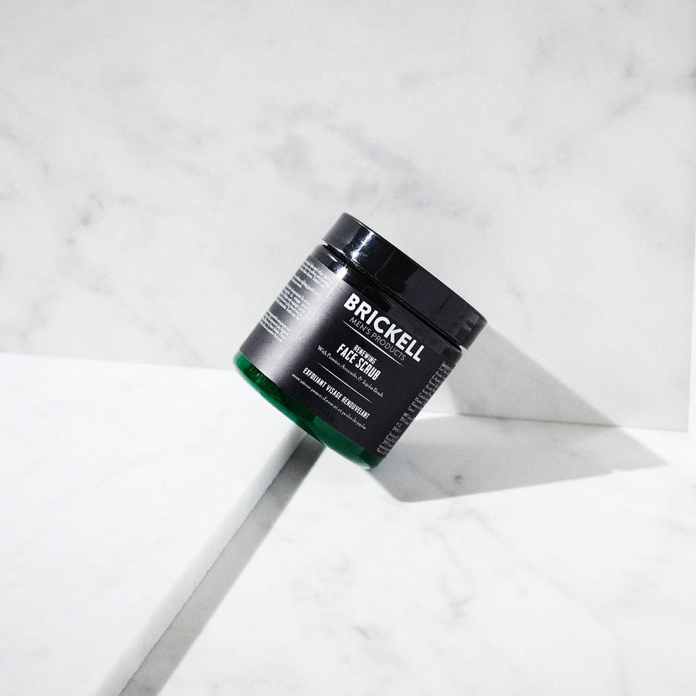 Brickell exfoliante con púmice limpia impurezas y grasa de la piel.