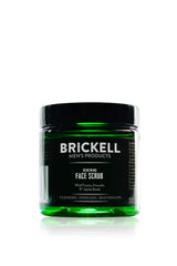 Exfoliante facial renovador Brickell, bote visible, prepara la piel para el afeitado.