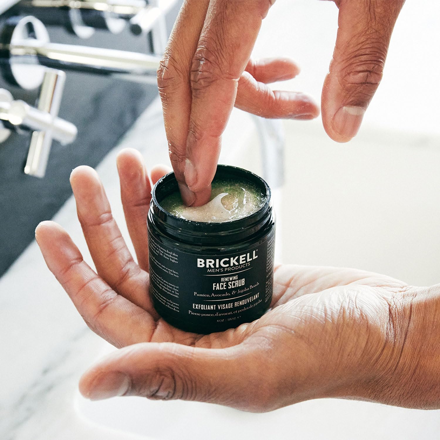 Exfoliante Brickell, extracto de café, despierta la piel al contacto.