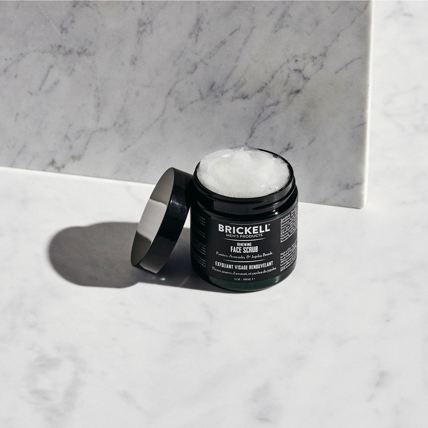 Exfoliante Brickell, uso previo al afeitado, barba más manejable y afeitado más cómodo.