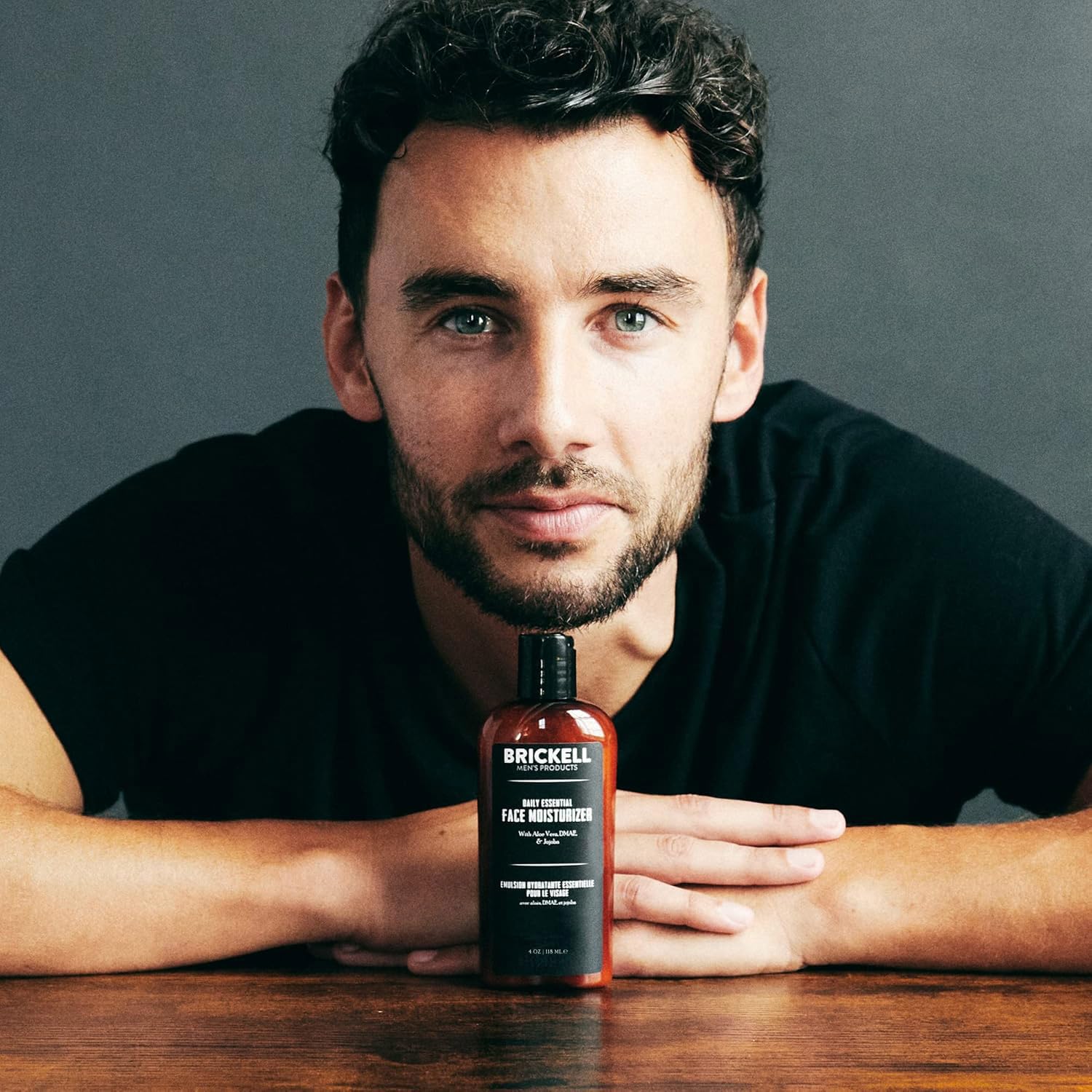 Envase de 120 ml de Brickell para rutina diaria de cuidado masculino.