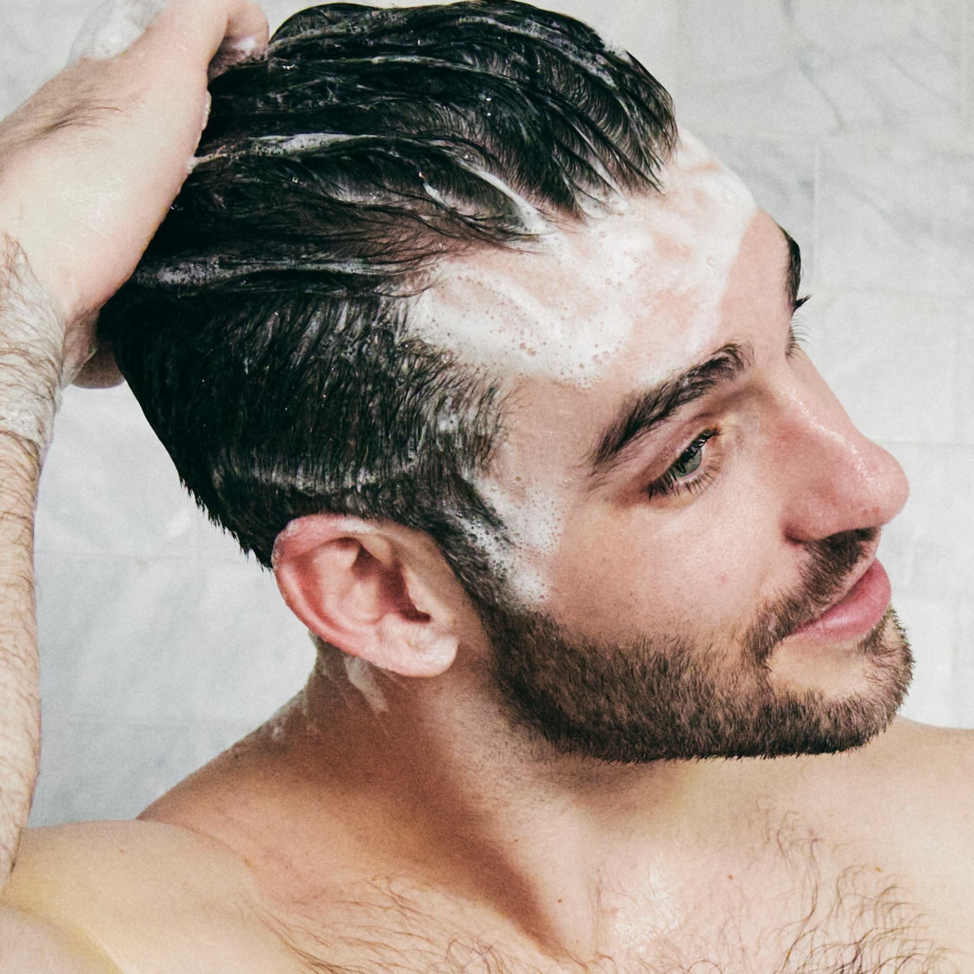 Champú Brickell para uso diario, cabello limpio y cuero cabelludo cómodo.