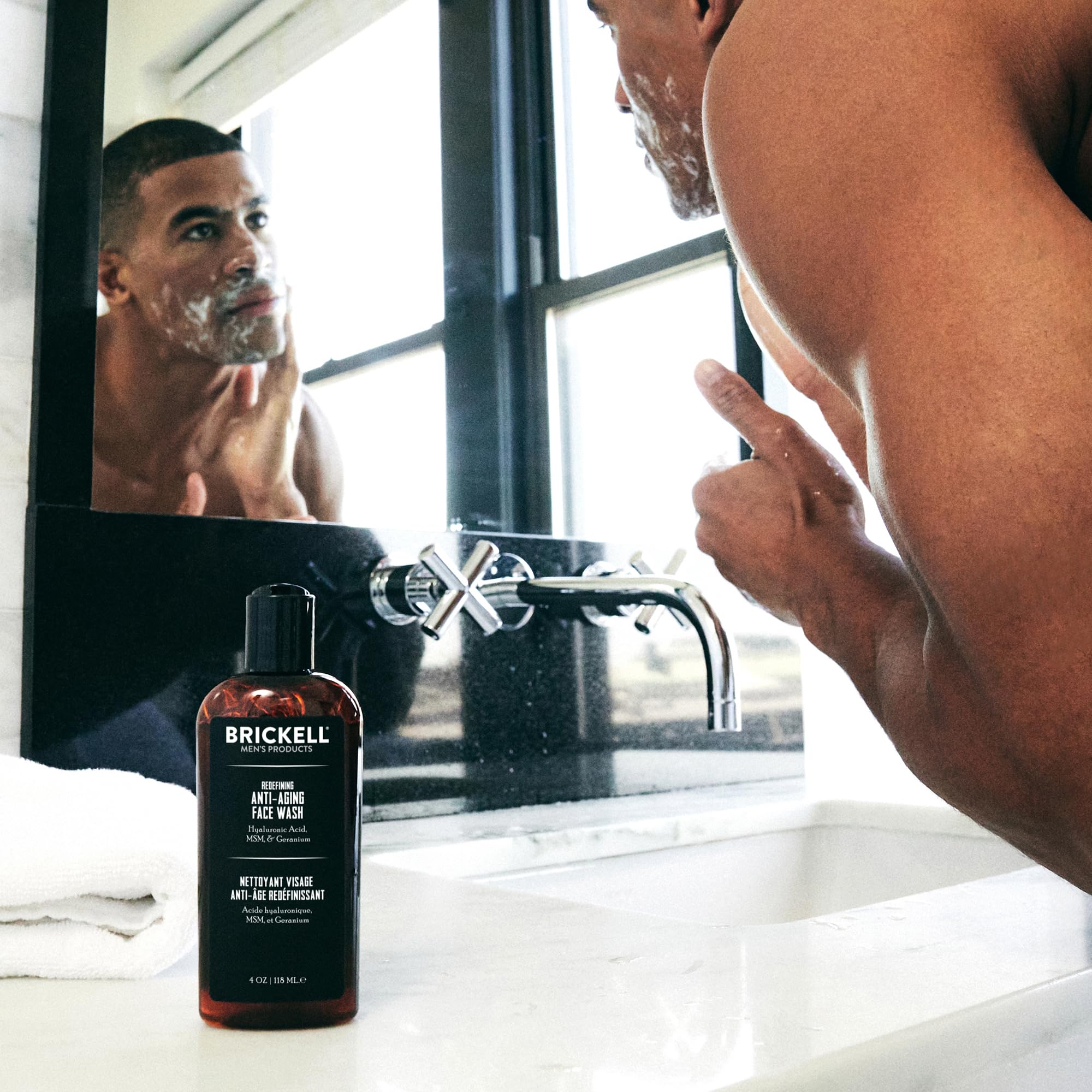 Brickell textura gel espumoso para una experiencia de limpieza suave.