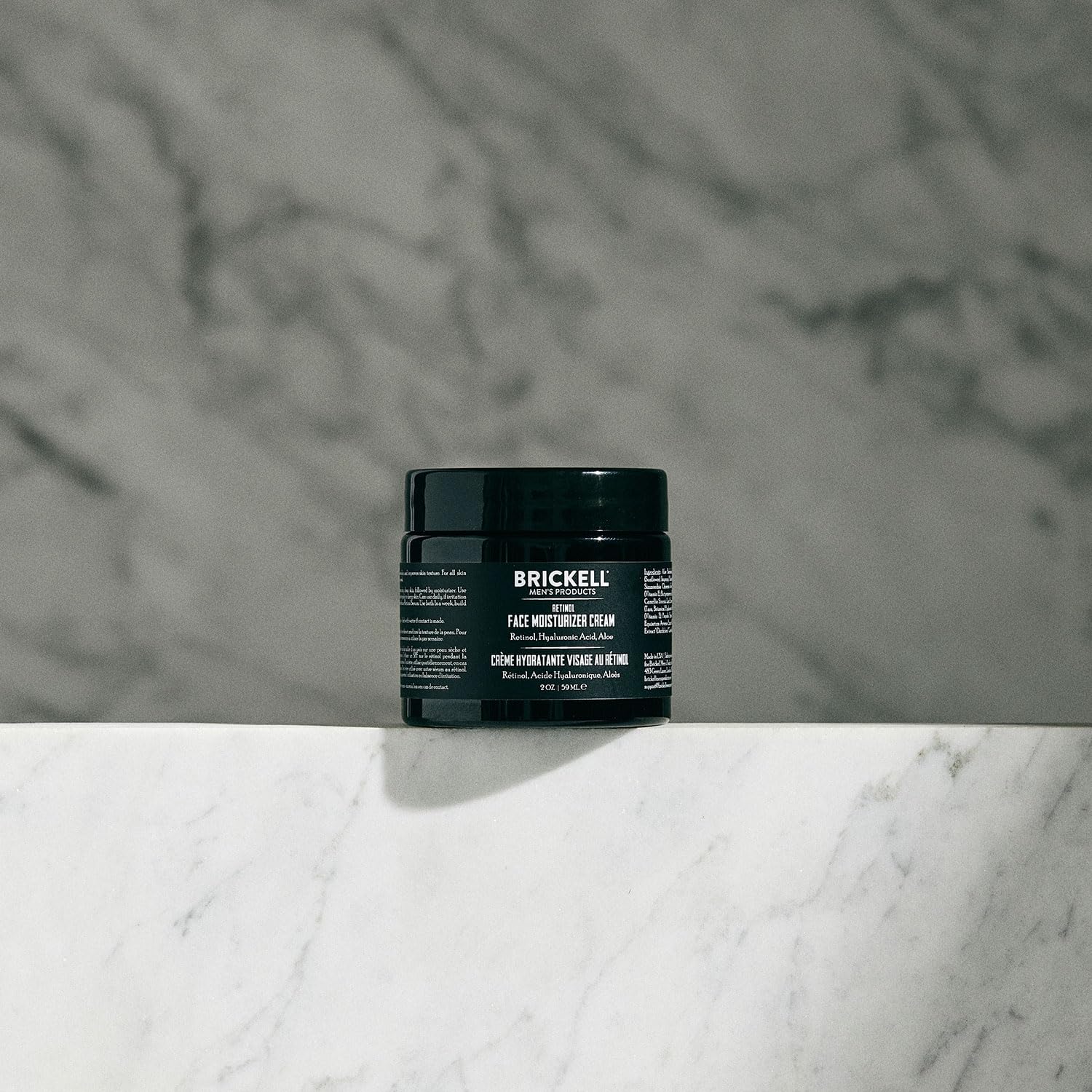 Aplicación nocturna de Brickell Retinol para piel uniforme