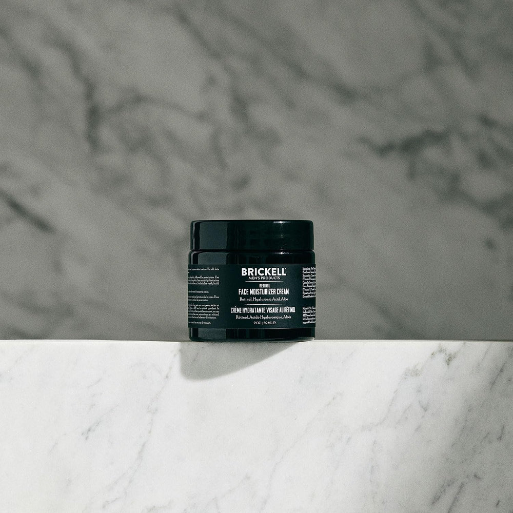 Aplicación nocturna de Brickell Retinol para piel uniforme