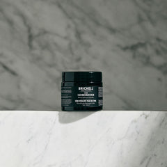 Aplicación nocturna de Brickell Retinol para piel uniforme