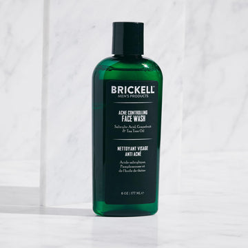Brickell limpiador antiacné para hombres, espuma-limpieza suave que deja la piel fresca.