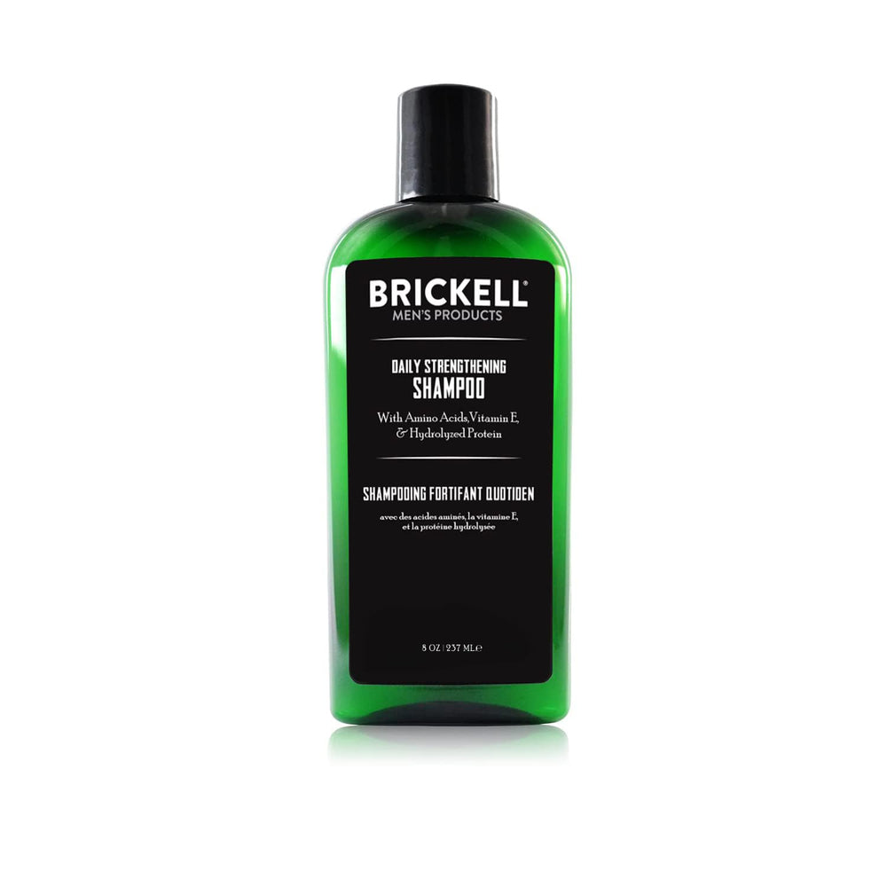 Brickell Shampoing Fortifiant Quotidien, versement de la bouteille et accessibilité d’utilisation.