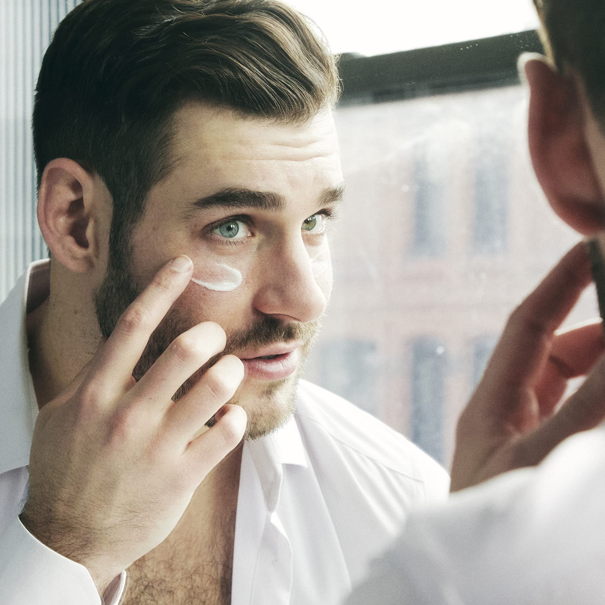 Brickell Men Ultimate Anti-Aging Ritual: aplicación en manos para rutina diaria