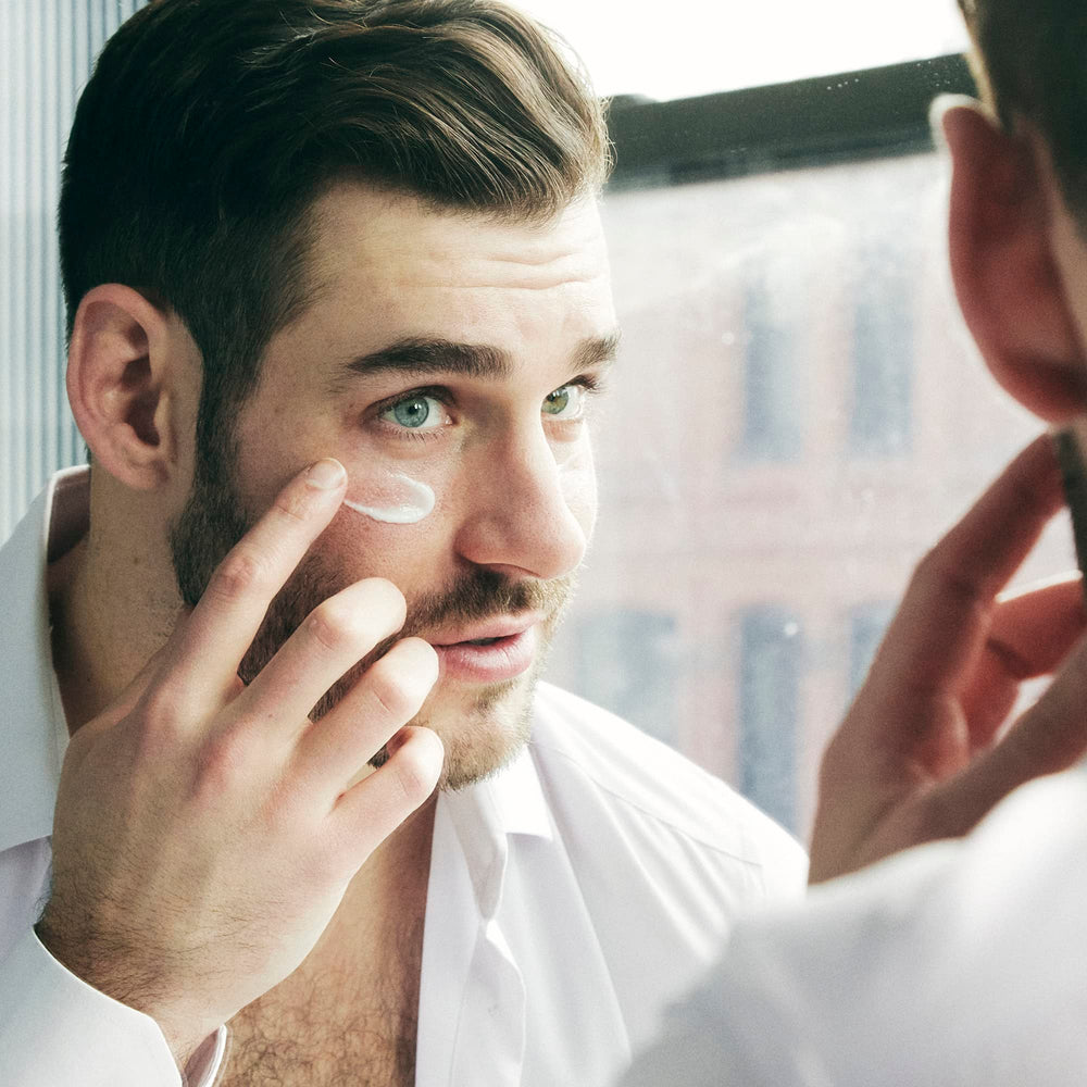 Brickell Men Ultimate Anti-Aging Ritual: aplicación en manos para rutina diaria