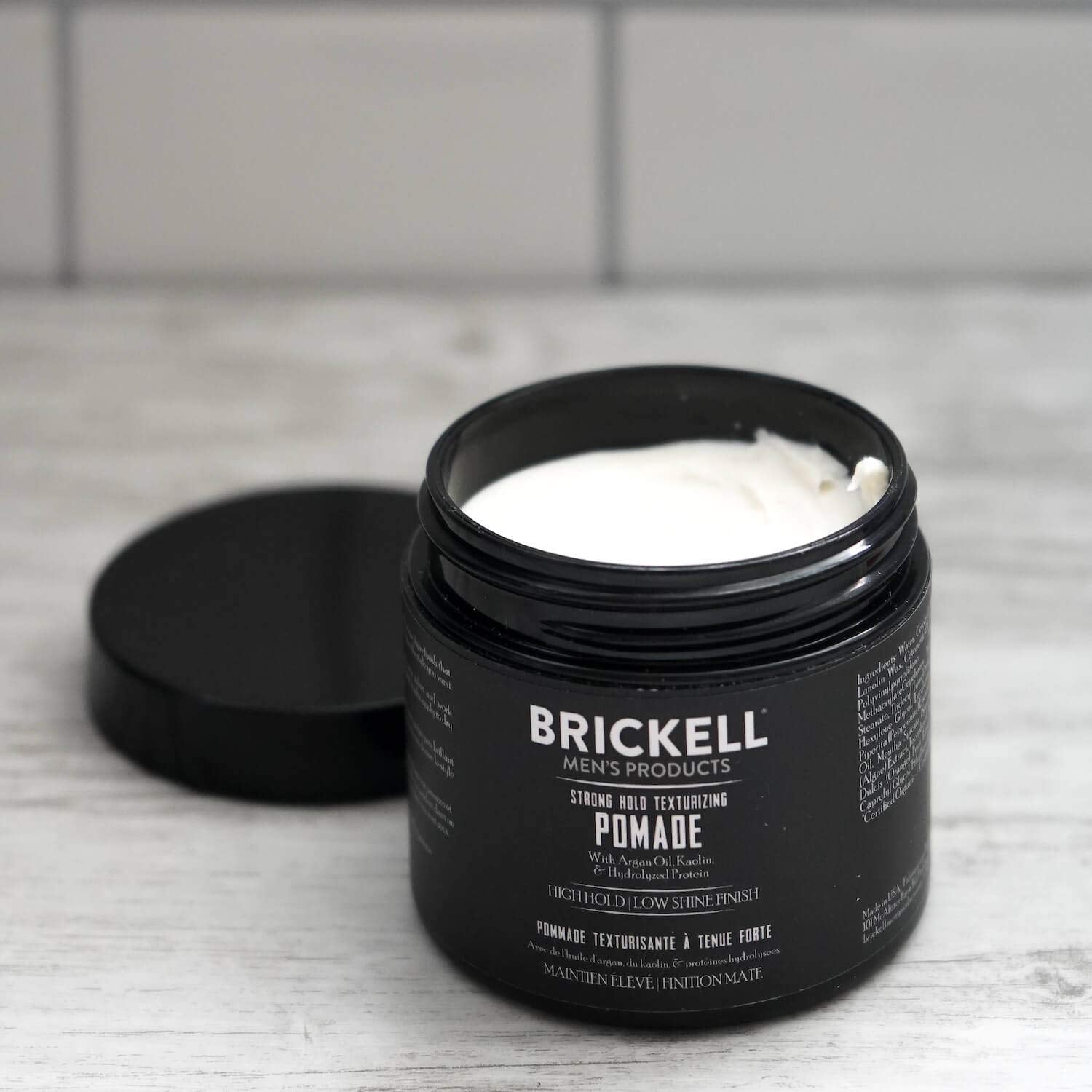 Frasco de Brickell Pomada Texturizante de 2 oz con aroma suave.